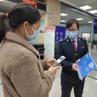 息縣稅務局：“兩險”繳費不跑路 “掃碼”辦理真方便