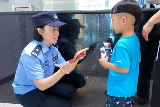 孩子坐飛機(jī)沒帶證件咋辦？河南機(jī)場公安設(shè)置“一分鐘出證”自助機(jī)